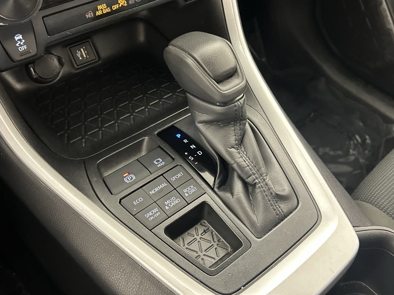 Used 2025 Toyota RAV4 LE AWD/4WD image 16