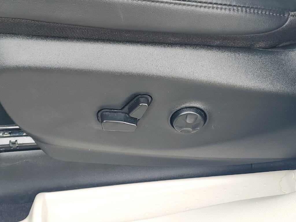 Used 2024 Chrysler Pacifica Touring-L FWD image 16