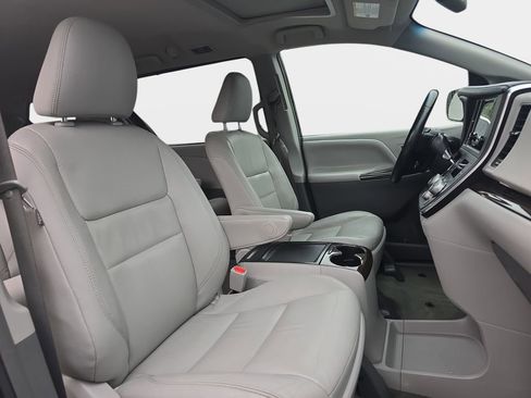 Used 2016 Toyota Sienna XLE image 10