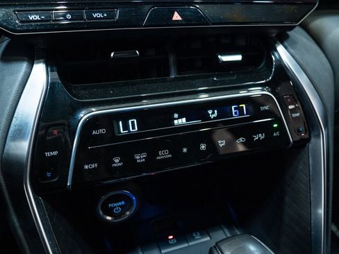 Certified 2023 Toyota Venza XLE image 26