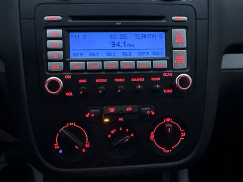 Used 2009 Volkswagen Rabbit S image 17