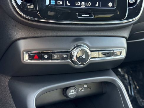 Used 2024 Volvo XC40 B5 Core image 6