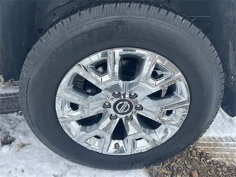 Used 2021 Nissan Titan SL w/ Moonroof Package image 7