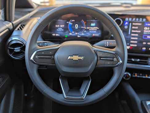 Used 2025 Chevrolet Equinox EV LT image 23