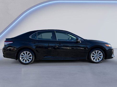 Used 2020 Toyota Camry SE FWD image 2