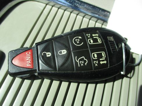 Used 2018 Dodge Grand Caravan SXT image 26