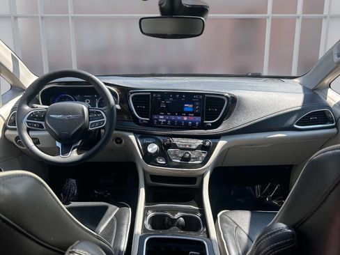 Used 2023 Chrysler Pacifica Limited FWD image 30