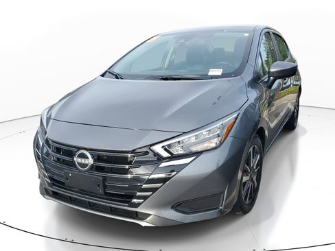 Used 2025 Nissan Versa SV image 3