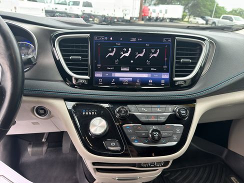 Used 2021 Chrysler Pacifica Touring-L FWD image 10