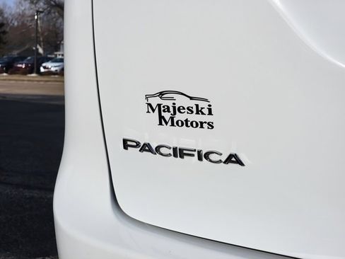 Used 2022 Chrysler Pacifica Touring-L image 11