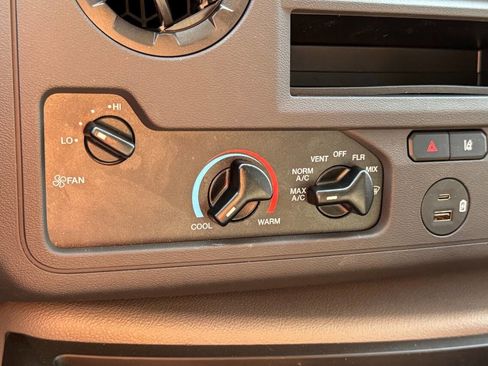 Used 2022 Ford E-450 and Econoline 450 Super Duty image 25