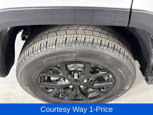 Used 2024 Jeep Grand Cherokee Altitude AWD/4WD image 13