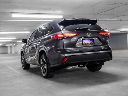 Used 2020 Toyota Highlander XLE AWD/4WD image 5