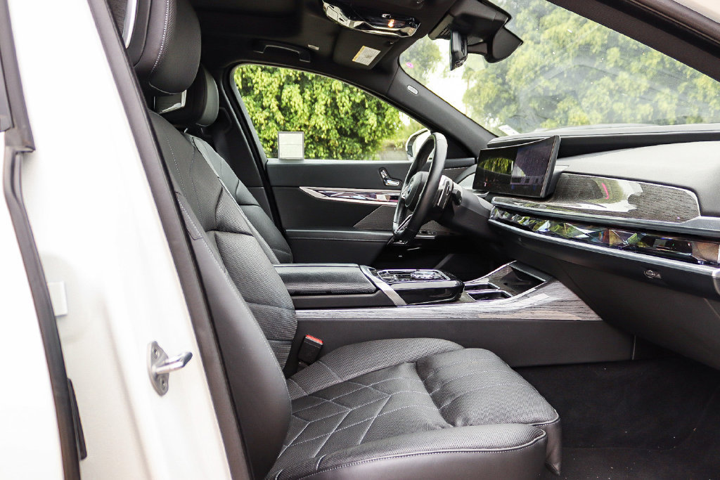 Used 2025 BMW 740i xDrive AWD/4WD image 17