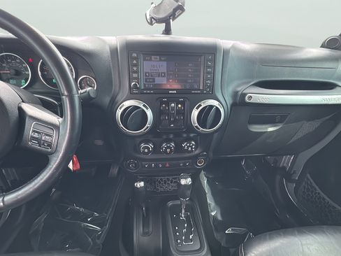 Used 2013 Jeep Wrangler Unlimited Sahara w/ Connectivity Group AWD/4WD image 16