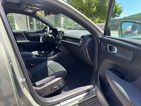 Used 2025 Volvo XC40 B5 Ultra AWD/4WD image 26