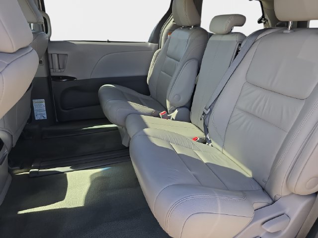 Used 2017 Toyota Sienna XLE FWD image 18