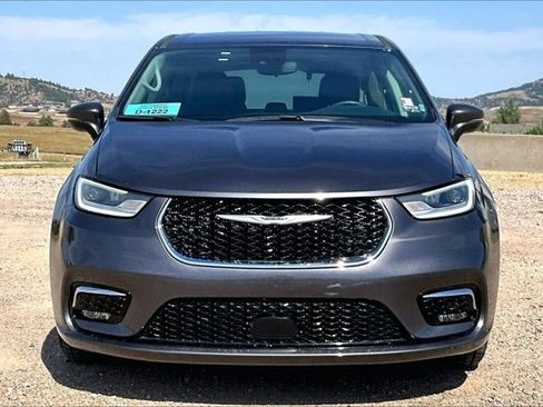 Used 2023 Chrysler Pacifica Touring-L FWD image 2
