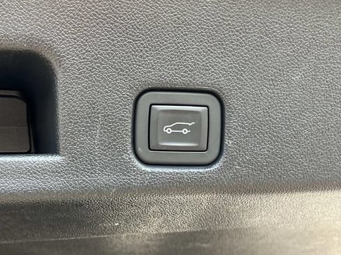 Certified 2025 Chevrolet Traverse LT FWD image 22