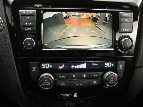 Used 2020 Nissan Rogue SV FWD image 16