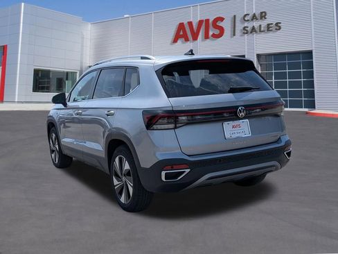 Used 2025 Volkswagen Taos SE AWD/4WD image 9