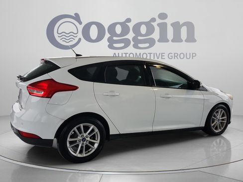Used 2015 Ford Focus SE w/ Reverse Sensing Package FWD image 4