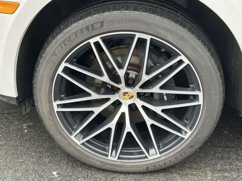 Certified 2025 Porsche Macan image 11