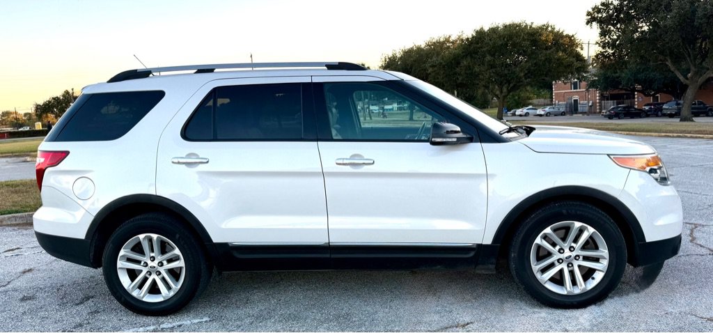 Used 2015 Ford Explorer XLT w/ Equipment Group 202A FWD image 4
