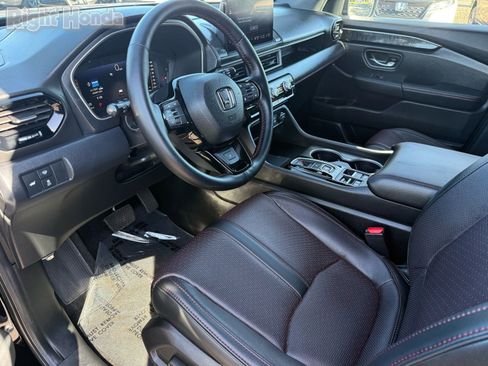 Certified 2025 Honda Pilot Black Edition image 13