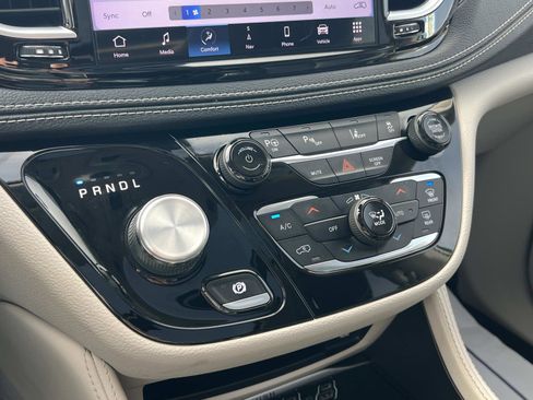 Used 2022 Chrysler Pacifica Limited w/ Uconnect Theater Family Group image 17