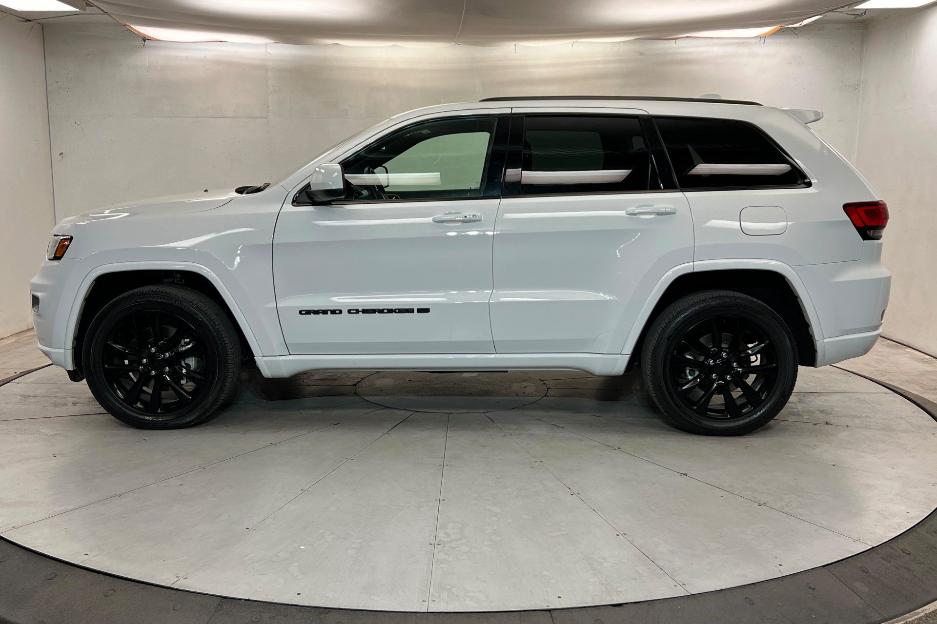 Certified 2022 Jeep Grand Cherokee Laredo X AWD/4WD image 2