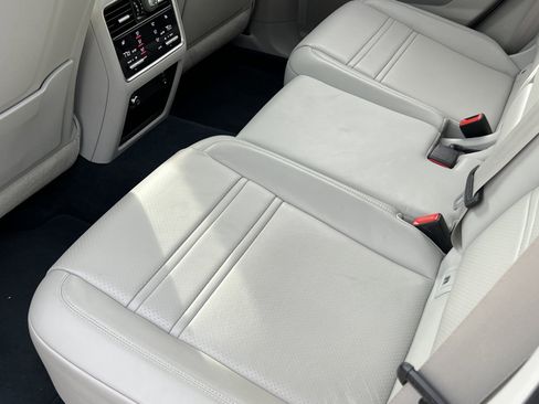 Certified 2023 Porsche Cayenne Platinum Edition image 18