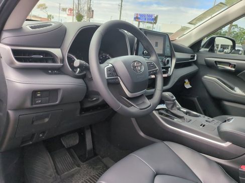New 2026 Toyota Highlander XLE image 3