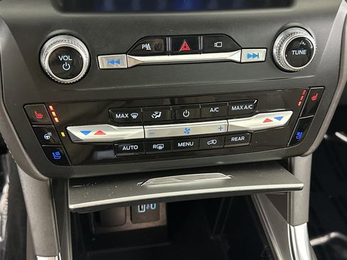 Used 2020 Ford Explorer Platinum w/ Premium Technology Package image 22