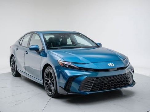 Used 2025 Toyota Camry SE image 7