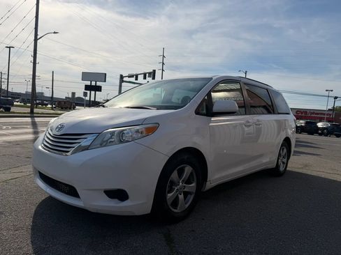 Used 2017 Toyota Sienna LE FWD image 4