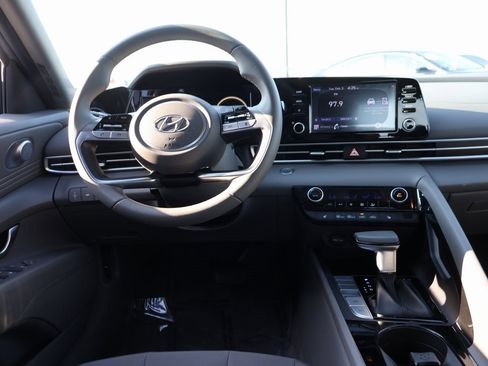 Used 2021 Hyundai Elantra SEL w/ Convenience Package image 19