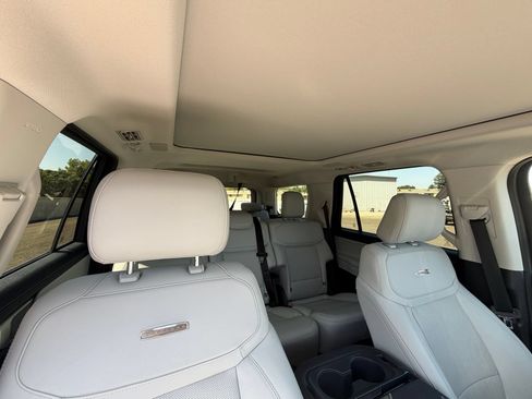 Used 2025 Ford Expedition Platinum w/ Driver's Package AWD/4WD image 20