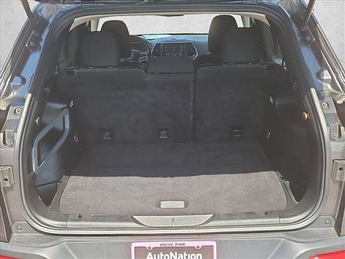 Used 2018 Jeep Cherokee Latitude w/ Altitude Package AWD/4WD image 6