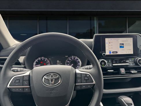 Used 2025 Toyota Highlander LE image 3