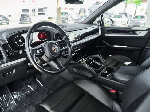 Used 2024 Porsche Cayenne AWD/4WD image 2