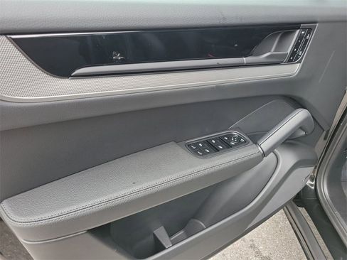 Used 2025 Porsche Cayenne image 25