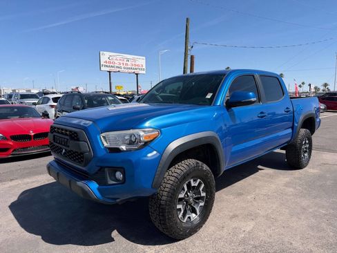 Used 2017 Toyota Tacoma TRD Off-Road w/ Premium & Technology Package AWD/4WD image 3