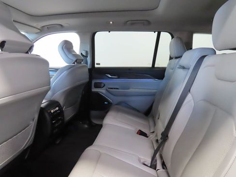 Used 2022 Jeep Grand Cherokee L Overland w/ Luxury Tech Group IV AWD/4WD image 15