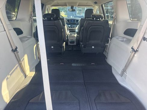 Used 2019 Chrysler Pacifica Touring-L FWD image 10