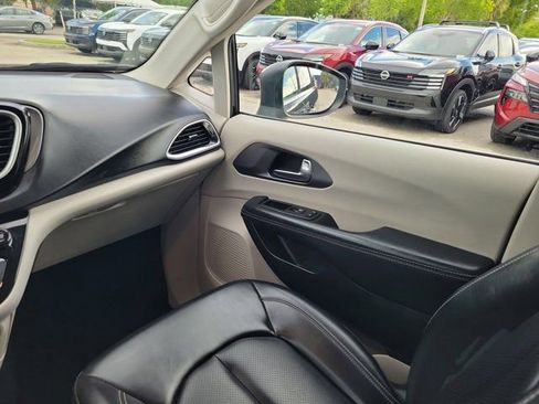 Used 2023 Chrysler Pacifica Touring-L FWD image 19