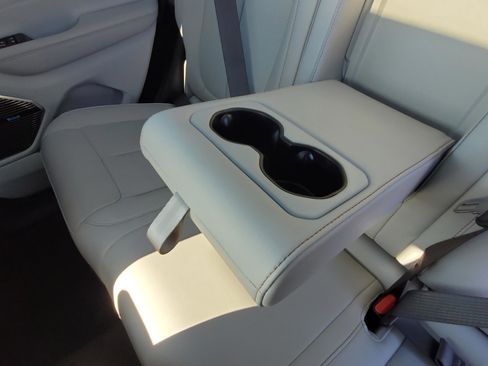 Used 2022 Jeep Grand Cherokee Overland w/ Advanced Protech Group III image 17