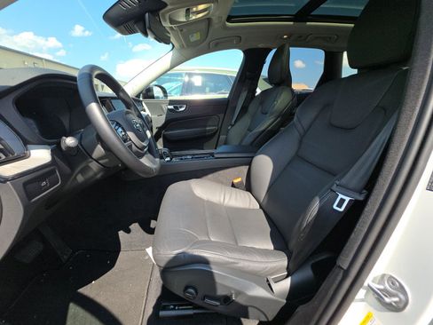 Used 2025 Volvo XC60 B5 Plus AWD/4WD image 3