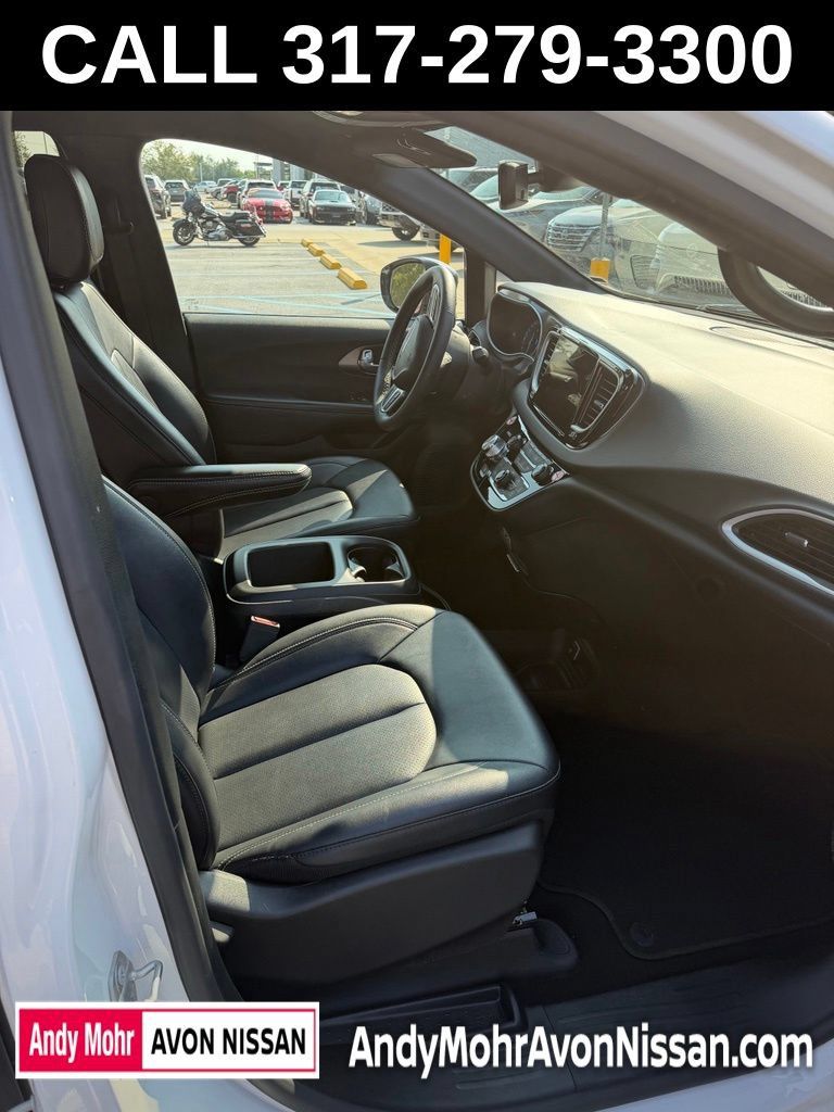 Used 2025 Chrysler Pacifica Select FWD image 6