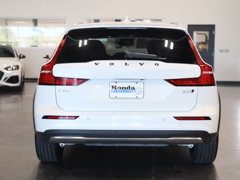 Used 2025 Volvo V60 B5 Cross Country Ultra w/ Climate Package AWD/4WD image 5